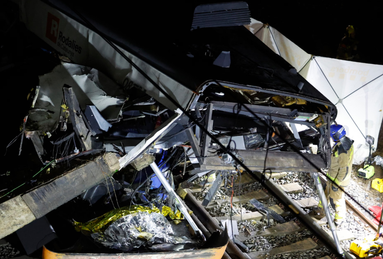 Lại c&oacute; th&ecirc;m t&agrave;u trật b&aacute;nh ở T&acirc;y Ban Nha, l&aacute;i t&agrave;u thiệt mạng, 37 người bị thương- Ảnh 1.