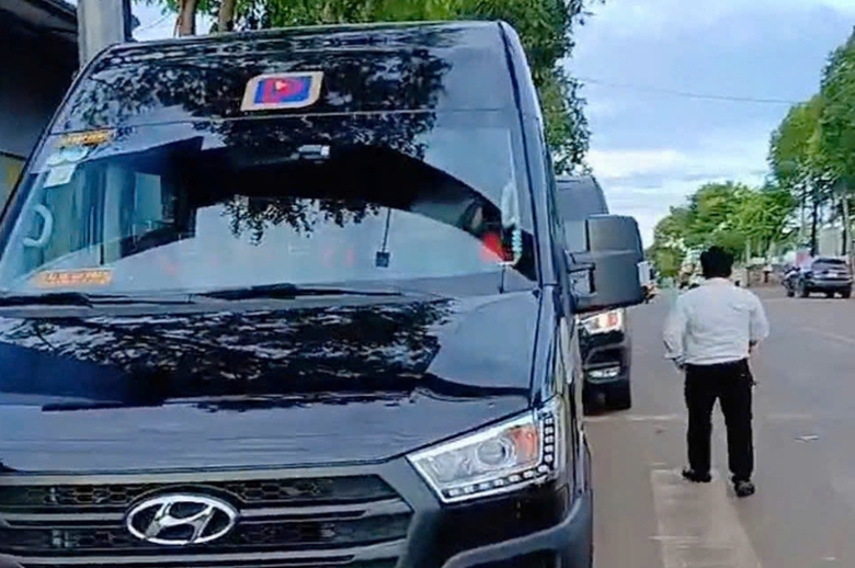 Dừng xe chiếm lối người đi bộ, t&agrave;i xế xe kh&aacute;ch ở Đồng Nai bị xử phạt- Ảnh 1.