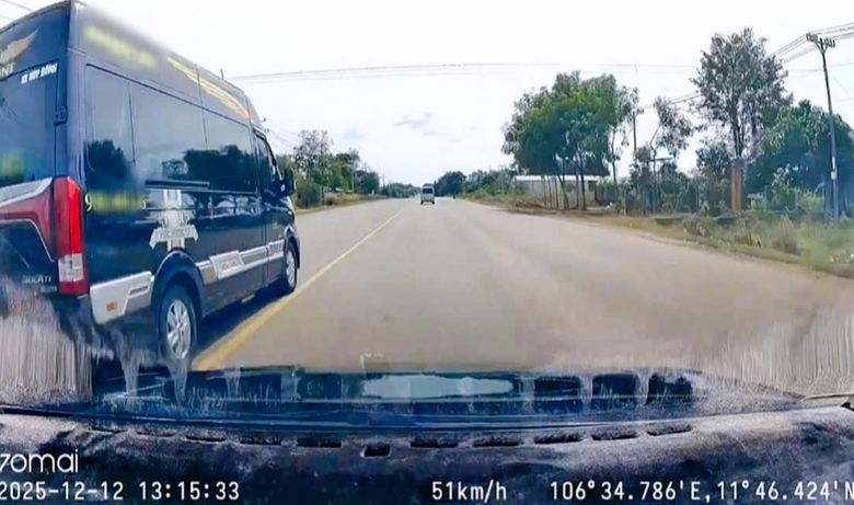 Dừng xe chiếm lối người đi bộ, t&agrave;i xế xe kh&aacute;ch ở Đồng Nai bị xử phạt- Ảnh 3.