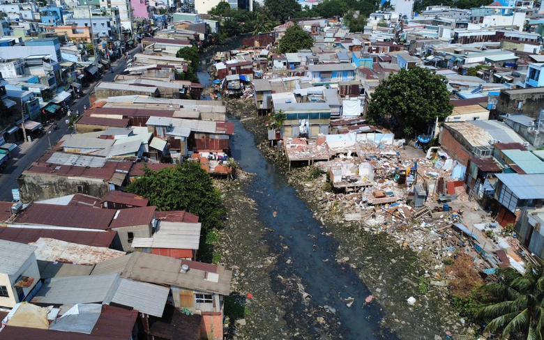 Dọn nh&agrave; đ&oacute;n c&aacute;i Tết cuối c&ugrave;ng b&ecirc;n d&ograve;ng rạch Xuy&ecirc;n T&acirc;m &ocirc; nhiễm sắp được cải tạo