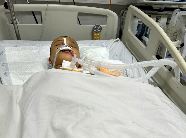 Nữ sinh H&agrave; Tĩnh nguy kịch sau tai nạn giao th&ocirc;ng, mẹ ung thư kiệt sức chăm con- Ảnh 1.