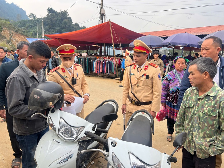 Nghe CSGT "bắn" tiếng M&ocirc;ng tuy&ecirc;n truyền an to&agrave;n giao th&ocirc;ng giữa chợ phi&ecirc;n v&ugrave;ng cao- Ảnh 5.
