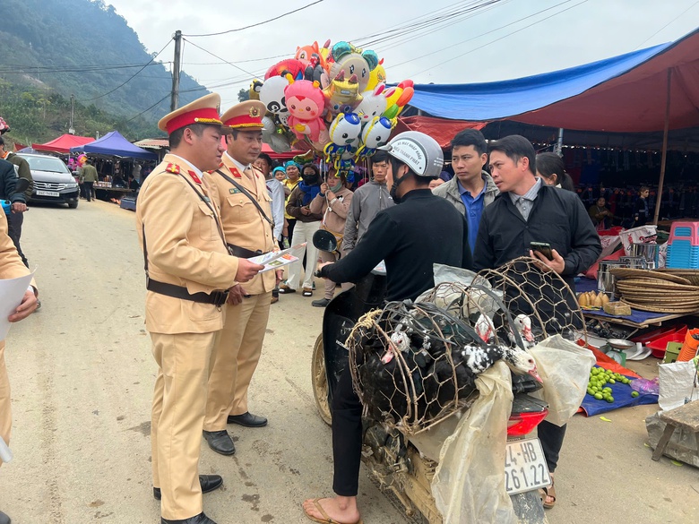 Nghe CSGT "bắn" tiếng M&ocirc;ng tuy&ecirc;n truyền an to&agrave;n giao th&ocirc;ng giữa chợ phi&ecirc;n v&ugrave;ng cao- Ảnh 2.