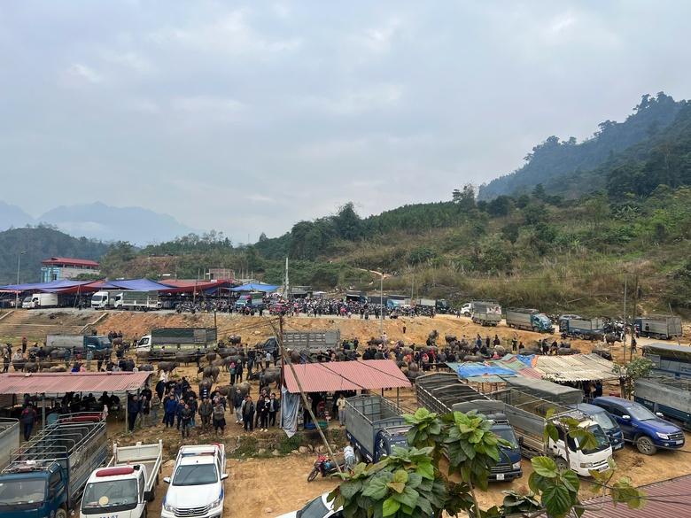 Nghe CSGT "bắn" tiếng M&ocirc;ng tuy&ecirc;n truyền an to&agrave;n giao th&ocirc;ng giữa chợ phi&ecirc;n v&ugrave;ng cao- Ảnh 9.