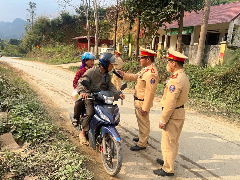 Nghe CSGT "bắn" tiếng M&ocirc;ng tuy&ecirc;n truyền an to&agrave;n giao th&ocirc;ng giữa chợ phi&ecirc;n v&ugrave;ng cao- Ảnh 10.