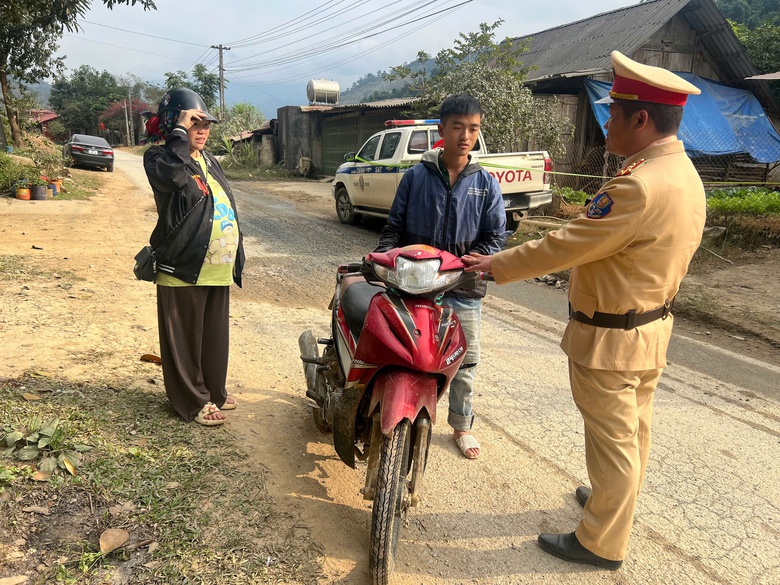 Nghe CSGT "bắn" tiếng M&ocirc;ng tuy&ecirc;n truyền an to&agrave;n giao th&ocirc;ng giữa chợ phi&ecirc;n v&ugrave;ng cao- Ảnh 12.