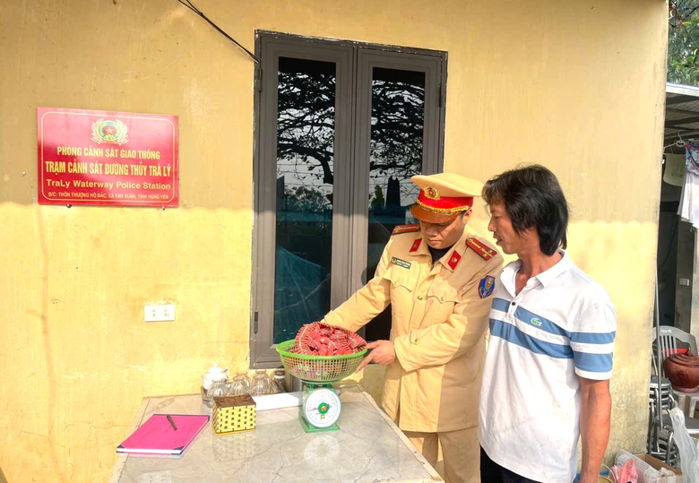 Hưng Y&ecirc;n: 228 chủ phương tiện đường thủy k&yacute; cam kết giao nộp vũ kh&iacute;, vật liệu nổ- Ảnh 1.