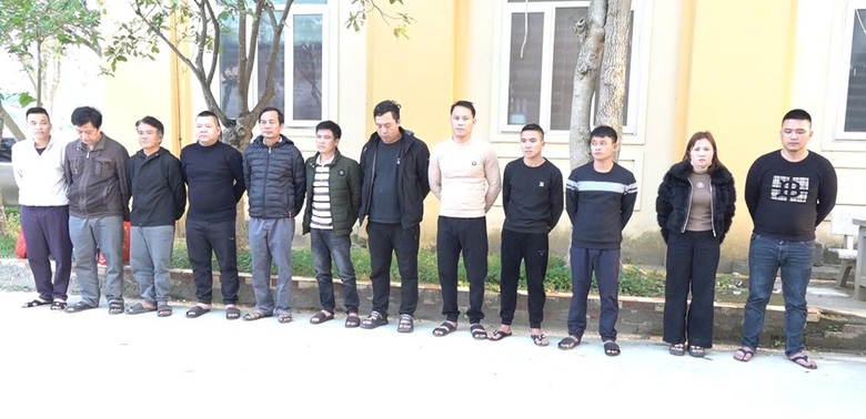 Đột k&iacute;ch bắt nh&oacute;m đ&aacute;nh bạc dưới tầng hầm với 4 lớp cửa th&eacute;p v&agrave; nhiều camera quan s&aacute;t- Ảnh 1.