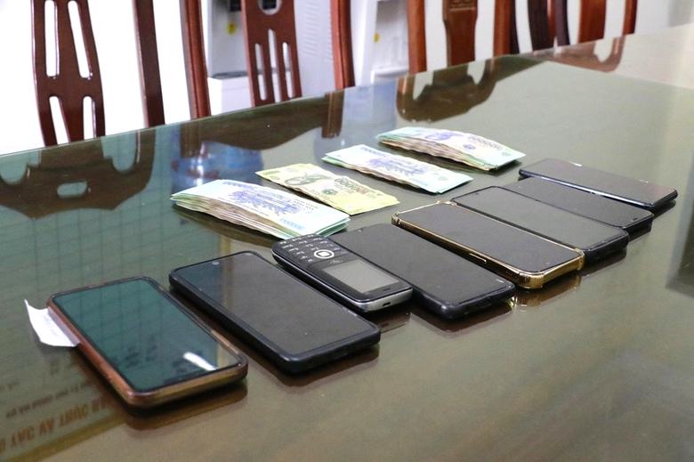 Đột k&iacute;ch bắt nh&oacute;m đ&aacute;nh bạc dưới tầng hầm với 4 lớp cửa th&eacute;p v&agrave; nhiều camera quan s&aacute;t- Ảnh 3.