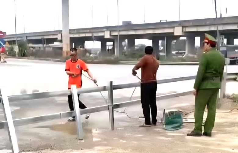 Ninh B&igrave;nh: Đ&oacute;ng lối đi tự mở qua đường sắt, ngăn nguy cơ tai nạn t&agrave;u hỏa- Ảnh 1.