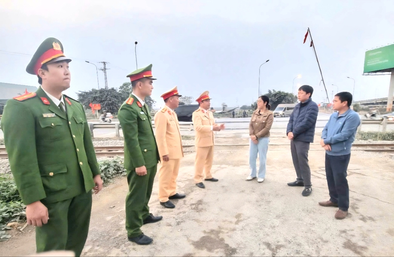 Ninh B&igrave;nh: Đ&oacute;ng lối đi tự mở qua đường sắt, ngăn nguy cơ tai nạn t&agrave;u hỏa- Ảnh 2.