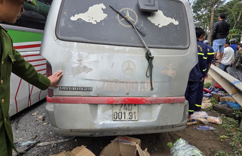 Tai nạn tr&ecirc;n quốc lộ 9 ở Quảng Trị, t&agrave;i xế v&agrave; một h&agrave;nh kh&aacute;ch tử vong- Ảnh 2.