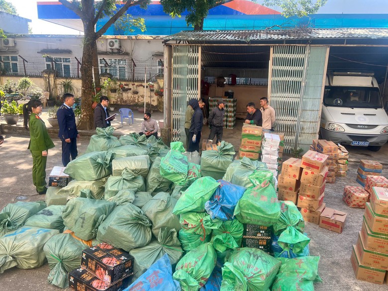 Quảng Ninh: Ngăn chặn gần 4 tấn thực phẩm kh&ocirc;ng r&otilde; nguồn gốc tuồn ra thị trường dịp Tết- Ảnh 1.