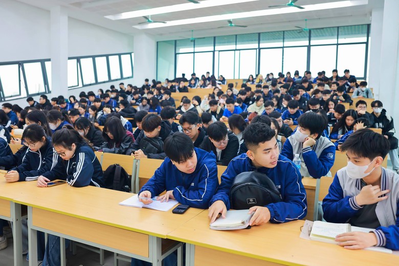 Bộ Gi&aacute;o dục v&agrave; Đ&agrave;o tạo l&yacute; giải y&ecirc;u cầu 16 điểm khi x&eacute;t tuyển học bạ v&agrave;o đại học- Ảnh 1.