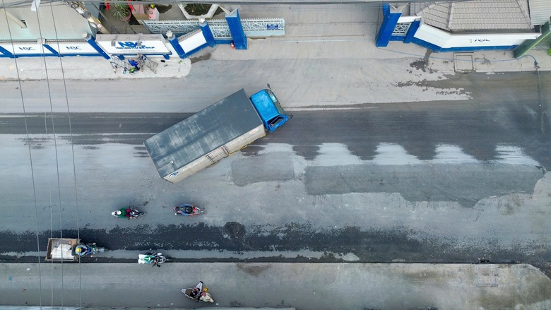 Sau phản &aacute;nh của B&aacute;o X&acirc;y dựng, đường v&agrave;o Cảng T&acirc;n Thuận được sửa chữa, lưu th&ocirc;ng an to&agrave;n- Ảnh 2.