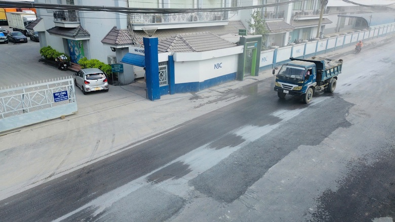 Sau phản &aacute;nh của B&aacute;o X&acirc;y dựng, đường v&agrave;o Cảng T&acirc;n Thuận được sửa chữa, lưu th&ocirc;ng an to&agrave;n- Ảnh 1.