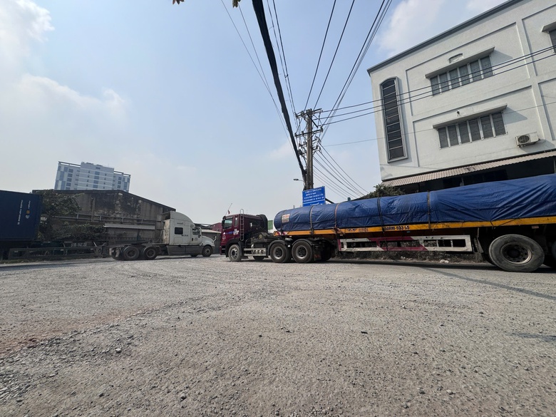 Sau phản &aacute;nh của B&aacute;o X&acirc;y dựng, đường v&agrave;o Cảng T&acirc;n Thuận được sửa chữa, lưu th&ocirc;ng an to&agrave;n- Ảnh 3.