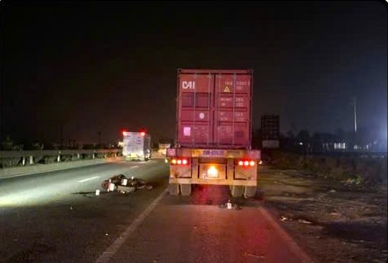 Hải Ph&ograve;ng: Đ&acirc;m v&agrave;o xe đầu k&eacute;o đang dừng, nam thanh ni&ecirc;n đi xe m&ocirc; t&ocirc; tử vong- Ảnh 1.