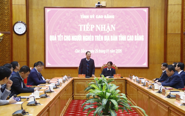 Bộ trưởng Trần Hồng Minh trao qu&agrave; Tết cho người ngh&egrave;o tỉnh Cao Bằng- Ảnh 1.