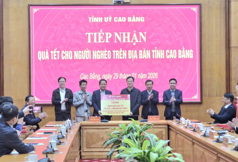 Bộ trưởng Trần Hồng Minh trao qu&agrave; Tết cho người ngh&egrave;o tỉnh Cao Bằng- Ảnh 4.