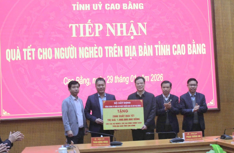 Bộ trưởng Trần Hồng Minh trao qu&agrave; Tết cho người ngh&egrave;o tỉnh Cao Bằng- Ảnh 2.