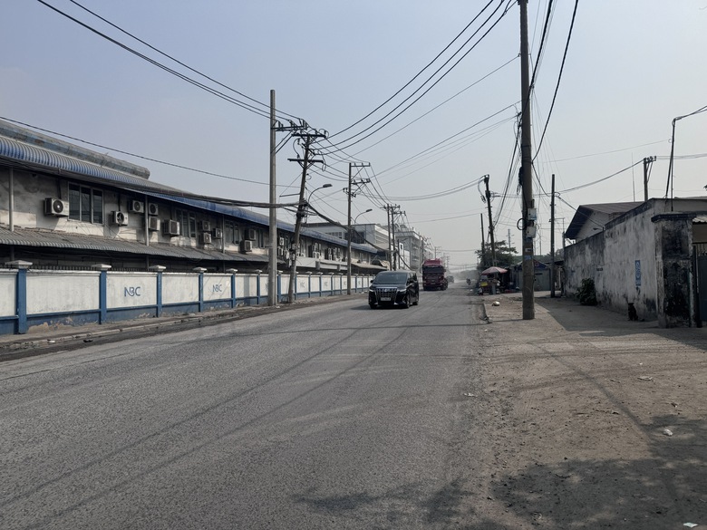 Sau phản &aacute;nh của B&aacute;o X&acirc;y dựng, đường v&agrave;o Cảng T&acirc;n Thuận được sửa chữa, lưu th&ocirc;ng an to&agrave;n- Ảnh 4.