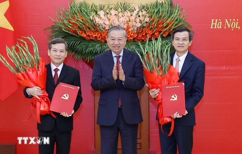 Tổng B&iacute; thư T&ocirc; L&acirc;m trao Quyết định của Bộ Ch&iacute;nh trị ph&acirc;n c&ocirc;ng, bổ nhiệm c&aacute;n bộ- Ảnh 1.