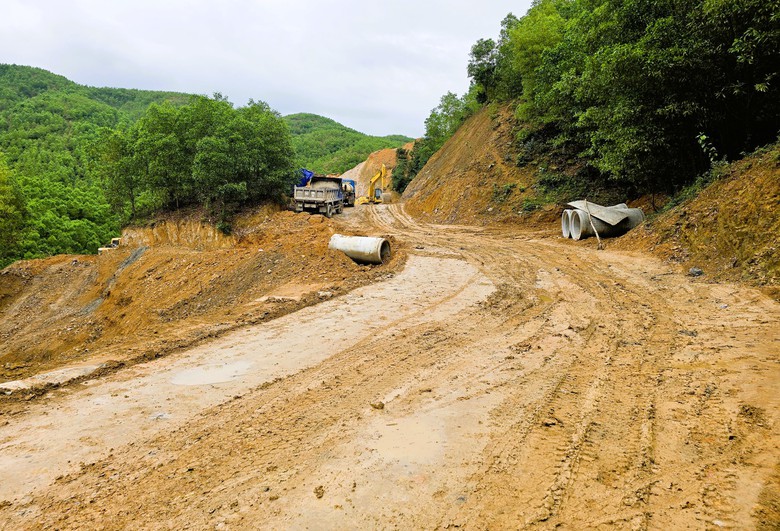 Cận cảnh tuyến đường nối đường Hồ Ch&iacute; Minh với QL9 ở Quảng Trị sau 4 năm triển khai- Ảnh 1.