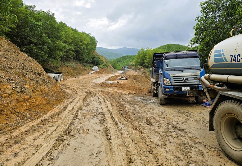 Cận cảnh tuyến đường nối đường Hồ Ch&iacute; Minh với QL9 ở Quảng Trị sau 4 năm triển khai- Ảnh 13.