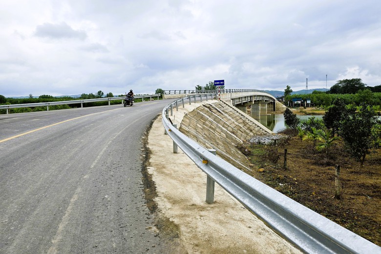Cận cảnh tuyến đường nối đường Hồ Ch&iacute; Minh với QL9 ở Quảng Trị sau 4 năm triển khai- Ảnh 3.