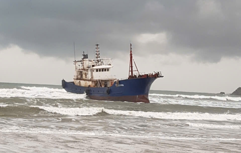 Quảng Ng&atilde;i: T&agrave;u sắt h&agrave;ng trăm tấn mắc cạn ở Dung Quất- Ảnh 1.