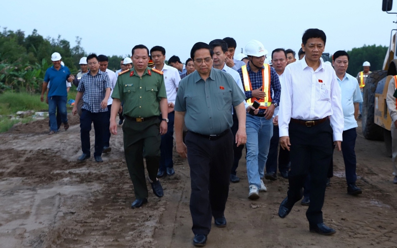 Th&aacute;o gỡ n&uacute;t thắt vật liệu, cao tốc Ch&acirc;u Đốc &ndash; Cần Thơ &ndash; S&oacute;c Trăng tăng tốc thi c&ocirc;ng