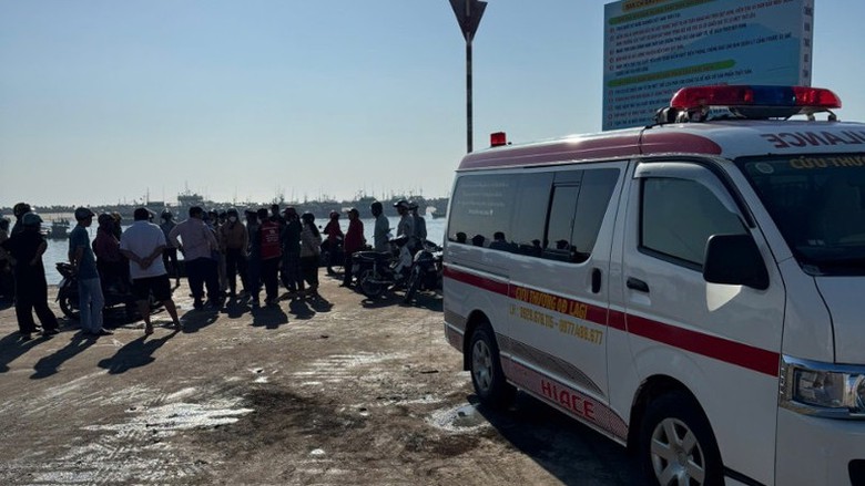 S&oacute;ng lớn đ&aacute;nh ch&igrave;m t&agrave;u c&aacute; tại cửa biển La Gi, thuyền trưởng tử vong- Ảnh 1.