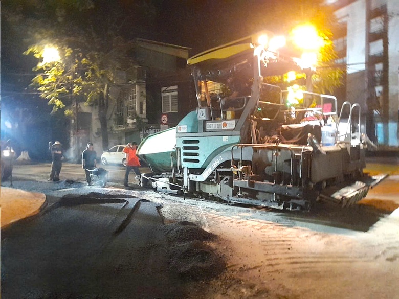 Xuyên đêm thảm nhựa mở rộng nút giao ngã 5 ở Quảng Ngãi, đảm bảo lưu thông dịp Tết- Ảnh 4. Xuyên đêm thảm nhựa mở rộng nút giao ngã 5 ở Quảng Ngãi, đảm bảo lưu thông dịp Tết- Ảnh 4.