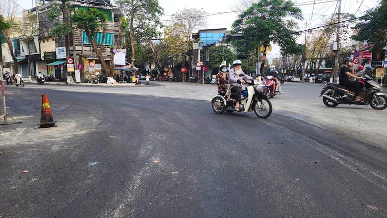 Xuyên đêm thảm nhựa mở rộng nút giao ngã 5 ở Quảng Ngãi, đảm bảo lưu thông dịp Tết- Ảnh 1. Xuyên đêm thảm nhựa mở rộng nút giao ngã 5 ở Quảng Ngãi, đảm bảo lưu thông dịp Tết- Ảnh 1.