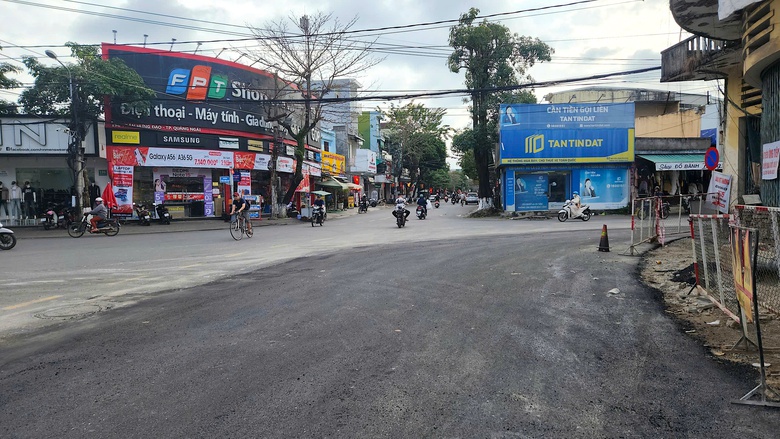 Xuyên đêm thảm nhựa mở rộng nút giao ngã 5 ở Quảng Ngãi, đảm bảo lưu thông dịp Tết- Ảnh 2. Xuyên đêm thảm nhựa mở rộng nút giao ngã 5 ở Quảng Ngãi, đảm bảo lưu thông dịp Tết- Ảnh 2.