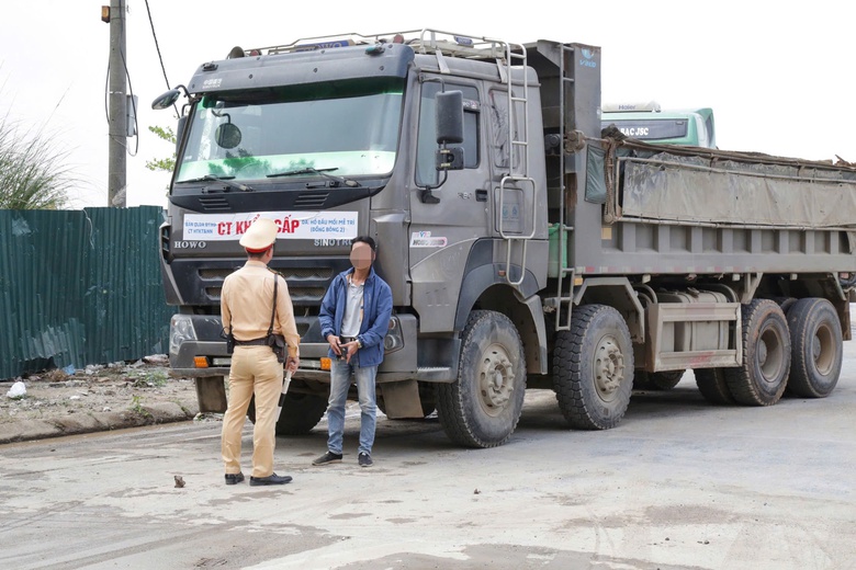 H&agrave; Nội: CSGT xử l&yacute; h&agrave;ng chục xe tải l&agrave;m rơi b&ugrave;n đất xuống đường, g&acirc;y mất an to&agrave;n- Ảnh 1.