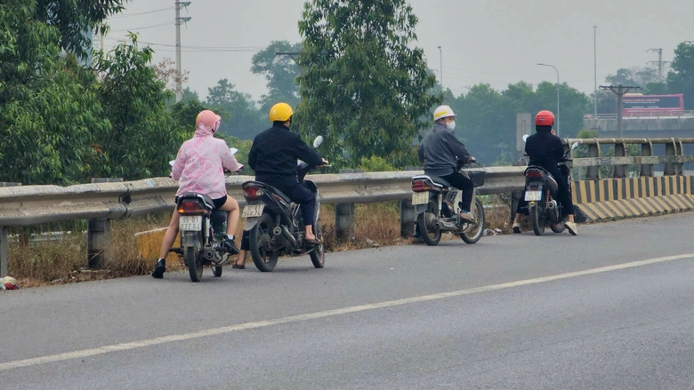 Xử lý nghiêm xe máy đi ngược chiều trên quốc lộ 18 sau phản ánh của Báo Xây dựng- Ảnh 7. Xử lý nghiêm xe máy đi ngược chiều trên quốc lộ 18 sau phản ánh của Báo Xây dựng- Ảnh 7.