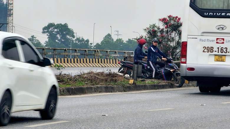 Xử lý nghiêm xe máy đi ngược chiều trên quốc lộ 18 sau phản ánh của Báo Xây dựng- Ảnh 9. Xử lý nghiêm xe máy đi ngược chiều trên quốc lộ 18 sau phản ánh của Báo Xây dựng- Ảnh 9.