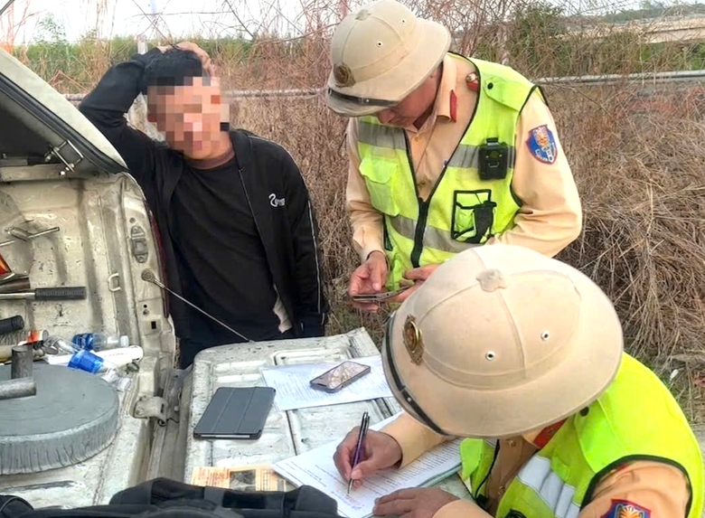 Xử phạt t&agrave;i xế &ldquo;b&aacute;m l&agrave;n tr&aacute;i&rdquo; g&acirc;y mất ATGT tr&ecirc;n cao tốc Phan Thiết - Dầu Gi&acirc;y- Ảnh 1.