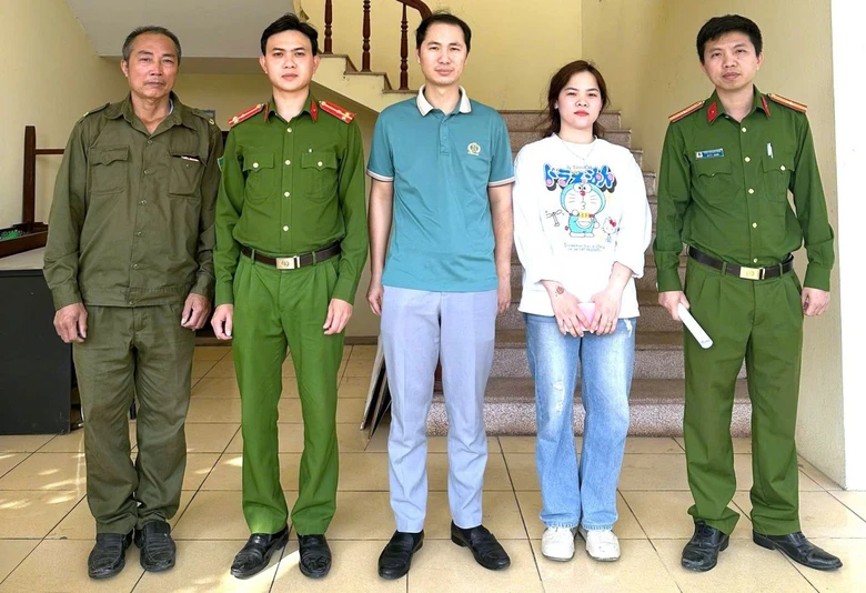 Ninh B&igrave;nh: Người đ&agrave;n &ocirc;ng x&uacute;c động nhận lại gần 1 tỷ đồng chuyển khoản nhầm- Ảnh 1.