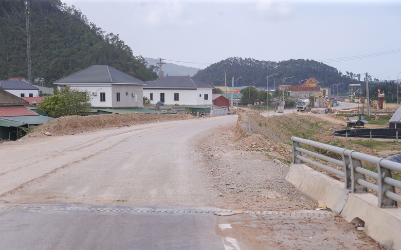 Ho&agrave;n th&agrave;nh theo d&otilde;i l&uacute;n, dự &aacute;n đường ven biển Nghệ An về đ&iacute;ch trong th&aacute;ng 5- Ảnh 1.