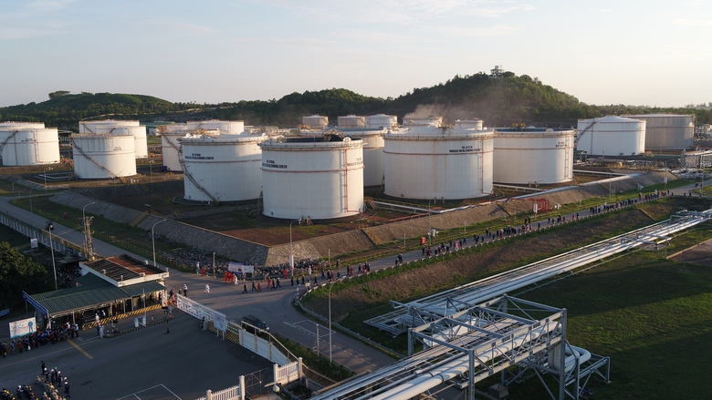 Cận cảnh nhập dầu th&ocirc; v&agrave;o Nh&agrave; m&aacute;y Lọc dầu Dung Quất- Ảnh 6.