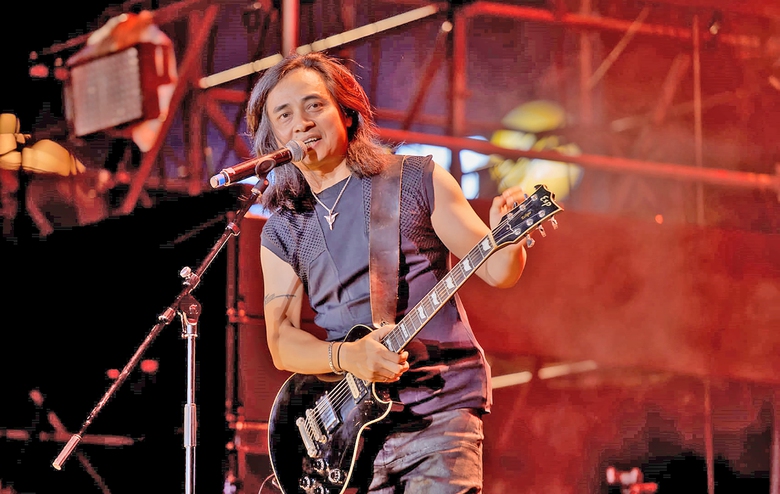 Guitarist Trần Tuấn H&ugrave;ng:  &ldquo;Chất&rdquo; của Bức Tường  l&agrave; sự ch&acirc;n th&agrave;nh- Ảnh 1.