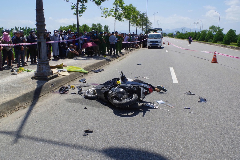 Xe m&aacute;y mất l&aacute;i t&ocirc;ng cột điện, hai thanh ni&ecirc;n tử vong- Ảnh 1.