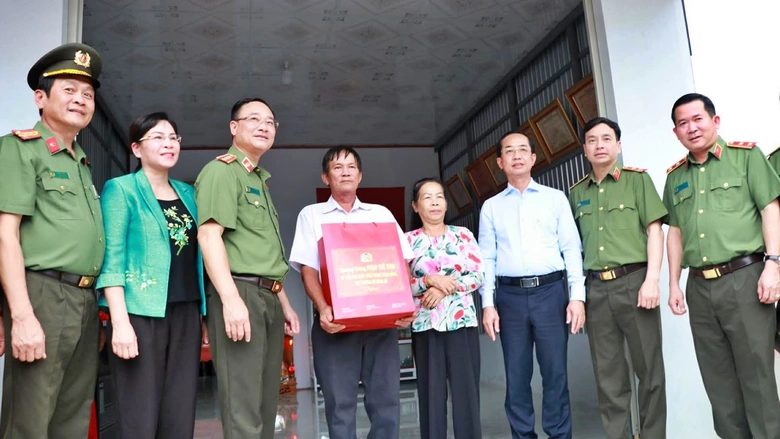 Bộ C&ocirc;ng an trao tặng, b&agrave;n giao kinh ph&iacute; x&acirc;y 500 căn nh&agrave; ở C&agrave; Mau- Ảnh 1.