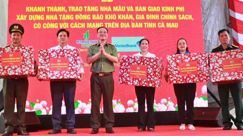 Bộ C&ocirc;ng an trao tặng, b&agrave;n giao kinh ph&iacute; x&acirc;y 500 căn nh&agrave; ở C&agrave; Mau- Ảnh 2.