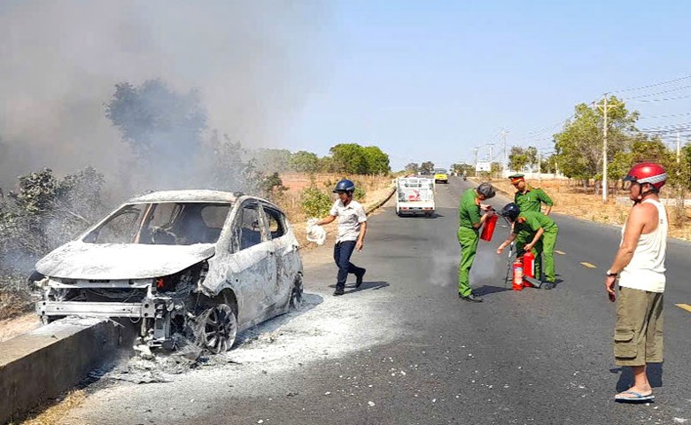 Người d&acirc;n v&agrave; lực lượng c&ocirc;ng an địa phương hỗ trợ dập tắt vụ ch&aacute;y.