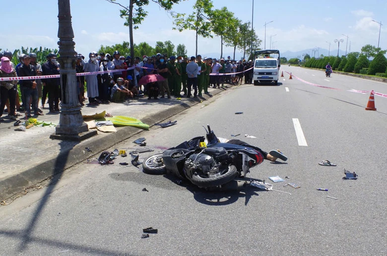 Hiện trường vụ tai nạn nghi&ecirc;m trọng l&agrave;m hai người đi xe m&aacute;y tử vong.