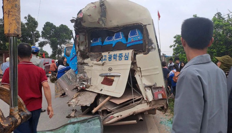 Sau c&uacute; va chạm, phần đu&ocirc;i xe &ocirc; t&ocirc; chở học sinh bị hư hỏng nặng - Ảnh: H&agrave; Thanh.